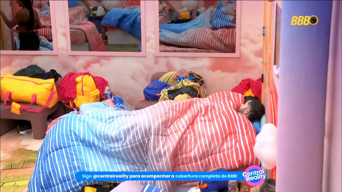 Breno foi contar pro Marcelo que Marciele e Jordana tavam reclamando da Solange na cozinha e a sister passou na hora. #BBB26