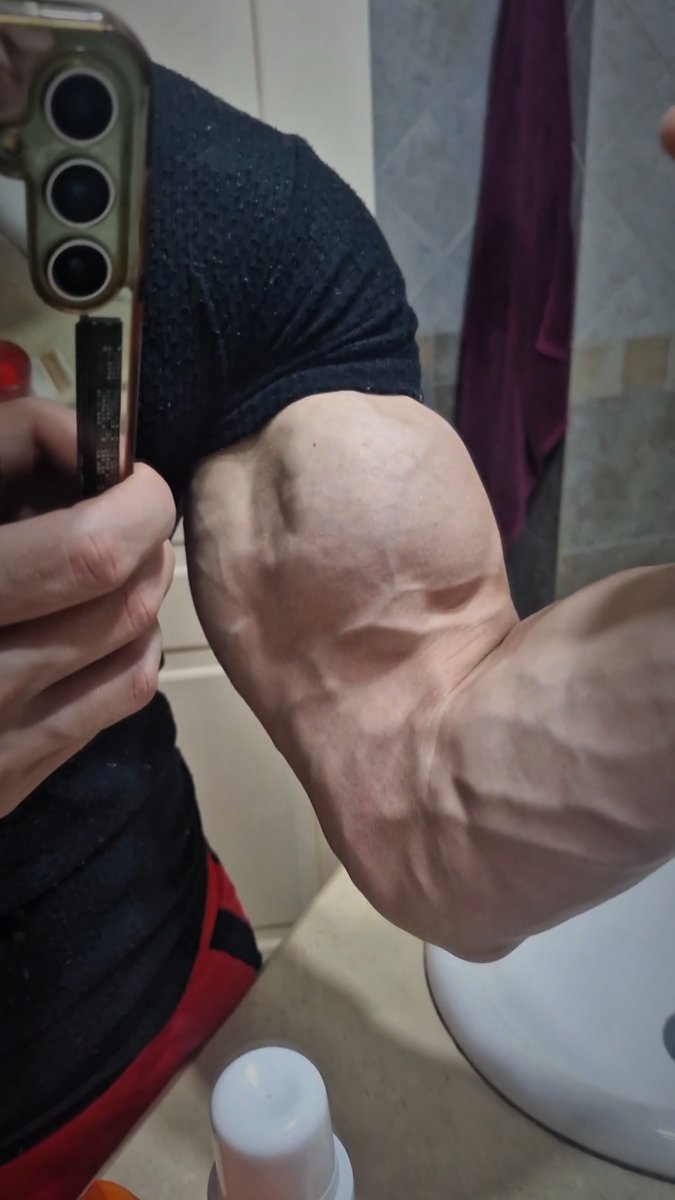 🇪🇸 Te gustan las cosas grandes? 😈 Mira mi bicep 👀💪🏻 🇺🇸 Do you like big things? 😈 Look at my bicep 👀💪🏻