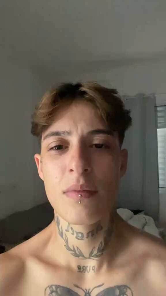 fizeram tanta pressão psicologica na menina q ela ta toda neurotica bem tipico de homem msm fazer isso com mulheres