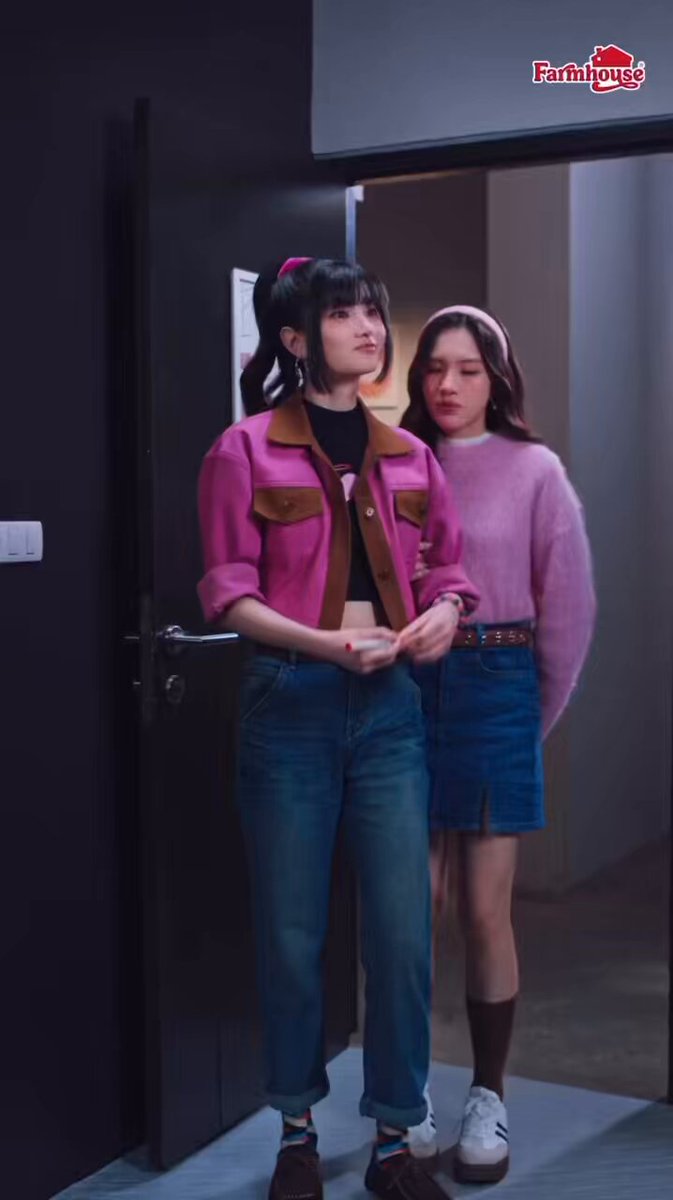 ainda acho incrivel que na tailandia pegaram o costume de chamar as atrizes de gl pra fazerem promo pq lesbicas vendem muito la