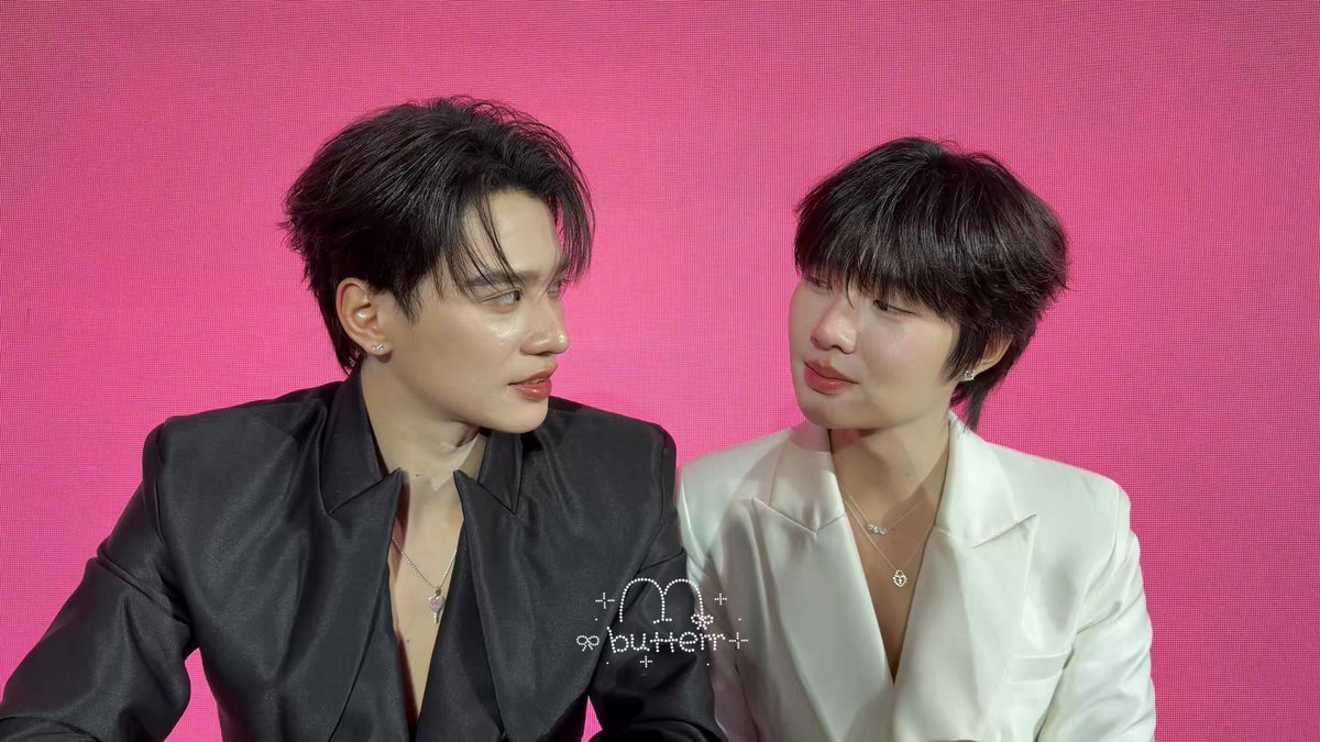 💖 KNP PANDORA TH AMBASSADORS #PandoraUnlockLovewithKengNamping #KengNamping // ว่าด้วยเรื่องปุ๋งติดจับผมหน้าม้า 🦆: ก็คุณจับแต่ผมอ่ะ 🐰: อย่างงี้อ๋อ *จับพี่เก่ง* 🦆: ☺️☺️ *เบ่งกล้าม* 💬: (ช้อก พูดไม่ออก) 🫨 ผิดผมรึป่าว คนละผม 🦆: คุณติดผมรึป่าวเนี้ย 🐰: ก็ติดอยู่นะ 💬: ผมนี้ *ชี้พี่เก่ง* หรือผมนี้ *ชี้ผมน้ำปิง* 🐰: ผมนี้ไง *จับผมตัวเอง* 💬: อ๋อออ 🦆: ☺️