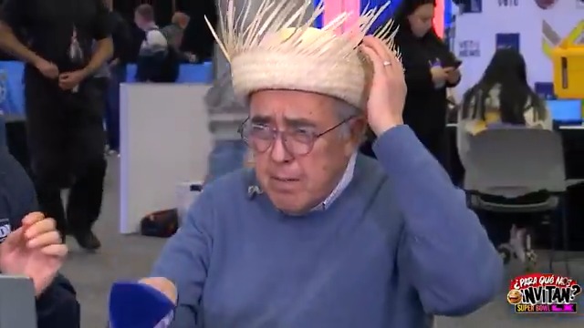 STARTER PACK DE BAD BUNNY EN ‘¿PARA QUÉ NOS INVITAN?’💿 José Pablo Coello instruye a Pepe Segarra en la música del puertorriqueño y hasta se avienta un palomazo 🎤 Ojo a las reacciones de Pepe 🫣 “Una inspiración bruta... Y mira qué caballeroso” 😳 #NFLxFSMX