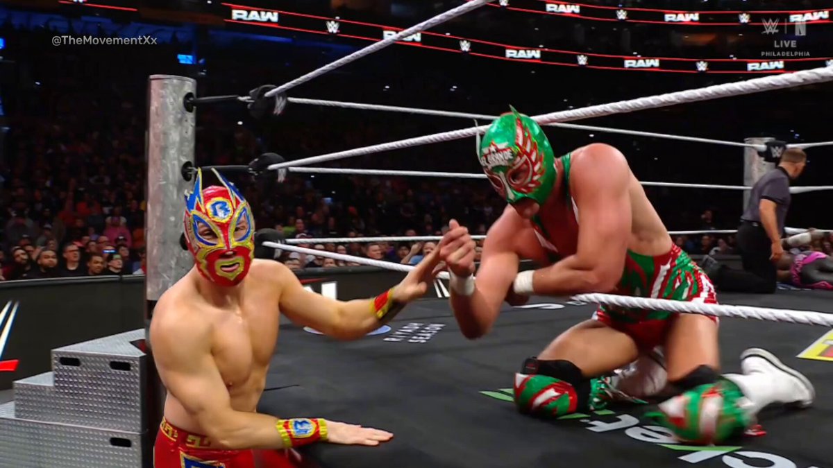 THE ORIGINAL EL GRANDE AMERICANO SHOWS UP TO A HUGE POP!!! #WWERaw