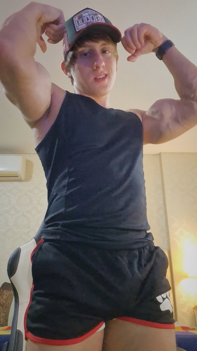 🇪🇸 Te gustan mis brazotes? 💪🏻🙈 RT y te doy un abrazo 🔥 🇺🇸 Do u like my big arms? 💪🏻🙈 RT and I hug you 🔥