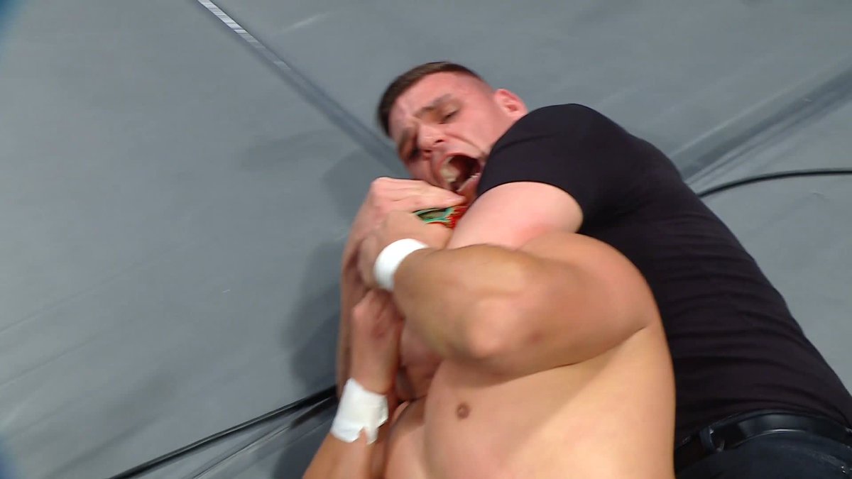 OH NO 😨 GUNTHER with a relentless attack on Dragon Lee!