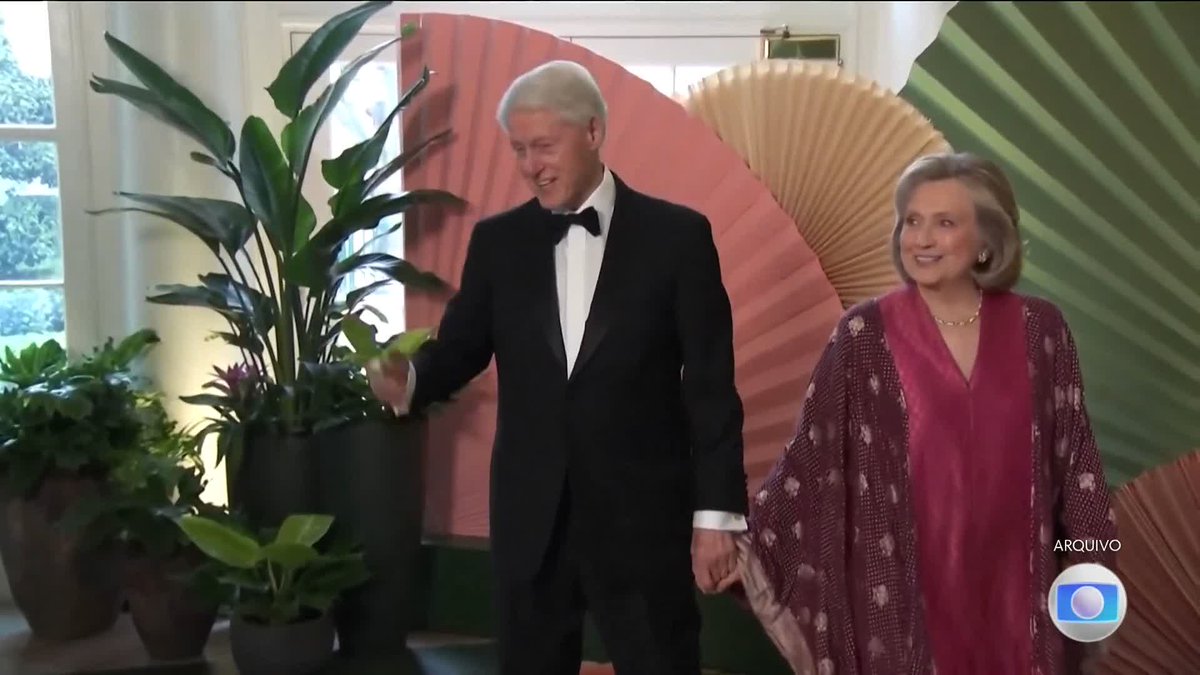 CASO EPSTEIN | O ex-presidente Bill Clinton e a ex-secretária de Estado Hillary Clinton recuaram, aceitando depor a um comitê do Congresso. Em dezembro, arquivos do caso continham fotos de Epstein com Bill Clinton.
