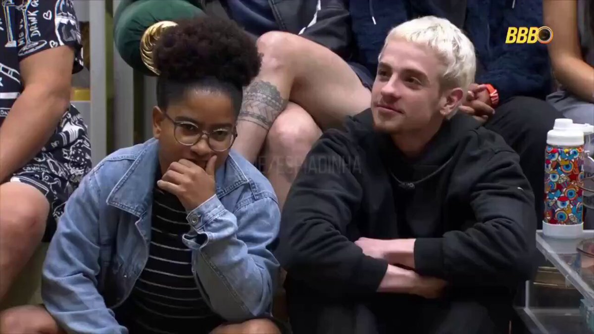 🚨 PRECONCEITUOSO! Edilson Capeta debocha da dislexia do Boneco, chama ele de analfabeto e diz que por isso ele “não merece ganhar o #BBB26”. O apelido “Boneco” do Leandro m veio da infância pobre. Sem dinheiro pra comprar brinquedos, ele catava fios na rua e criava os próprios bonecos. Chegou a ganhar prêmios na escola por essa técnica e criatividade. Hoje Leandro é produtor cultural, professor, pós-graduado e transforma vidas com arte e educação. Enquanto isso. tem gente que acha que dificuldade de leitura define o valor de alguém. Isso é puro capacitismo. Edilson Capetinha já perdeu no jogo da vida. #BBB26 #ForaCapeta #LeandroBoneco