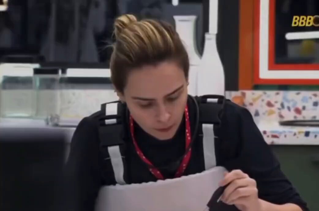 ABSOLUTE CINEMA! Ana Paula confrontando seus adversários sem uma ÚNICA PALAVRA, apenas se acomodando na mesa que estão presentes 🗣️ #BBB26