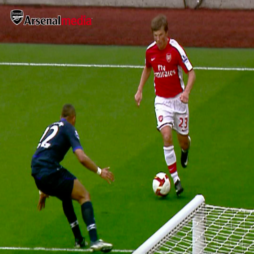 17 years ago today, Arsenal signed Andrey Arshavin from Zenit. This was his first goal for them. 🥶⚡️