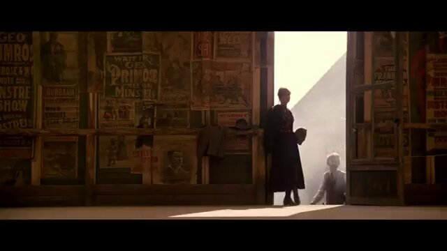 "Le dediqué todo mi talento, pero en el proceso perdí la objetividad. Me entraron dudas y acabé traicionándome a mí mismo”: hoy la gran obra de Michael Cimino (La puerta del cielo, 1980) merece la común absolución, porque pese a sus deficiencias es una conquista monumental.