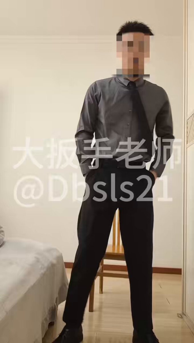 还记得那个正装绿父傻逼吗 今天穿着他爸的全套正装皮鞋发情 甚至他爸骚内裤和臭袜子没有洗，被他用来意淫 幻想羞辱他婊子亲爸和肉便器干爹在单位伺候领导 在@Dbsls21 祖宗的洗脑下 品鉴原味内裤袜子 意淫他爸故意制造原味给他闻 给他穿着犯傻逼 上半段完整版7min 下半段操亲爸皮鞋尿亲爸杯子录制中