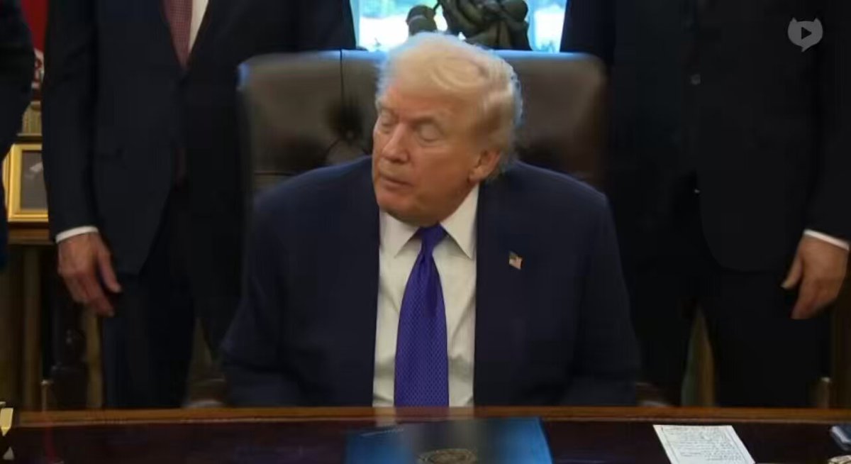 Trump vädjar återigen till Europas ledare: ”Ni måste agera med försiktighet. Energi är en grundförutsättning för stabilitet och välstånd, och ett modernt samhälle kan inte bygga sin framtid på vindkraftverk. Energi ska skapa tillväxt och välstånd, inte bli en ekonomisk belastning. Jag säger detta av omtanke. Jag älskar Europa och folket i Europa, men ni befinner er nu vid en kritisk brytpunkt. Kombinationen av okontrollerad massinvandring och en ohållbar energipolitik kommer att få förödande konsekvenser.” Det är svårt att inte hålla med honom här. Europa har i praktiken monterat ned sin egen pålitliga energiförsörjning, vilket har drivit upp inflationen och gjort vardagen dyrare för alla, samtidigt som våra företag tappar sin konkurrenskraft. Samtidigt fyller vi våra länder med miljontals människor som står helt utanför arbetsmarknaden och som saknar förutsättningar att komma in i samhället. Resultatet blir att de hamnar i livslång försörjning, där de blir en tung belastning istället för en tillgång. Det är precis som Trump säger: det är den dödligaste av kombinationer. Man kan nästan tro att Europas ledare följer en manual för hur man långsamt sänker en hel kontinent, steg för steg.