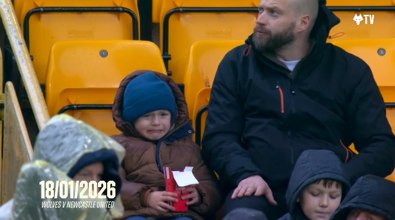 Caught red handed 👀 During Wolves vs Newcastle last month, a young fan called Rory went viral after his dad was caught on camera pinching one of his chicken nuggets 🤣🥹 So Wolves decided to suprise Rory in the stands with a fresh box of nuggets and some club merch, hand-delivered by the club mascot himself!! Completely unnecessary. Absolutely brilliant 👏 Despite being at the bottom of the table - with plenty of pressure on and far bigger things to worry about - the club still took a moment to make a young fan smile. Football can be SO intense. Every now and then, it’s good to remember it can also just be ‘human’ 🧡 And for the record… Never come between a kid and their snacks 😄 (🎥: wolves)