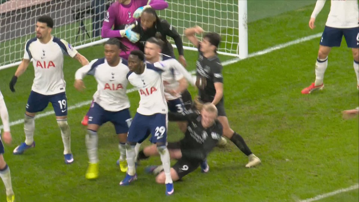 "I don't like it but I feel like that's the way the game has gone" Why wasn't Erling Haaland awarded a penalty in Man City's draw with Spurs? 🔵