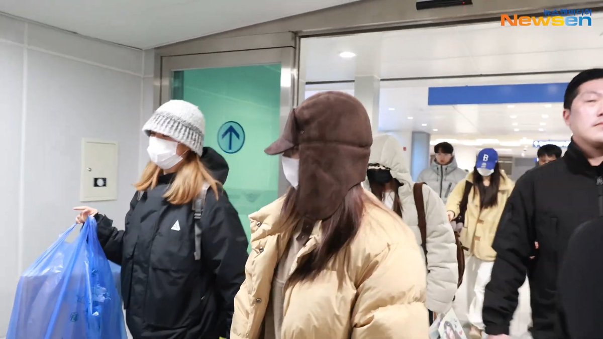 TWICE has arrived back in Korea from Dallas after a month in North America. Momo is missing.