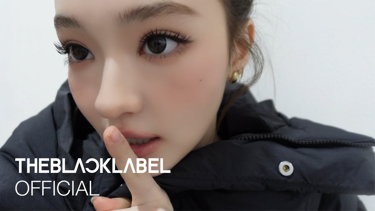 지치셨나요? 네니오. 엘라 퇴근하면 뭐 하는지 궁금한 사람🙋♀️ | What’s in ELLA’s Room?🏠 | vievv by ELLA 🔗 #MEOVV #미야오 #vievv #THEBLACKLABEL #더블랙레이블