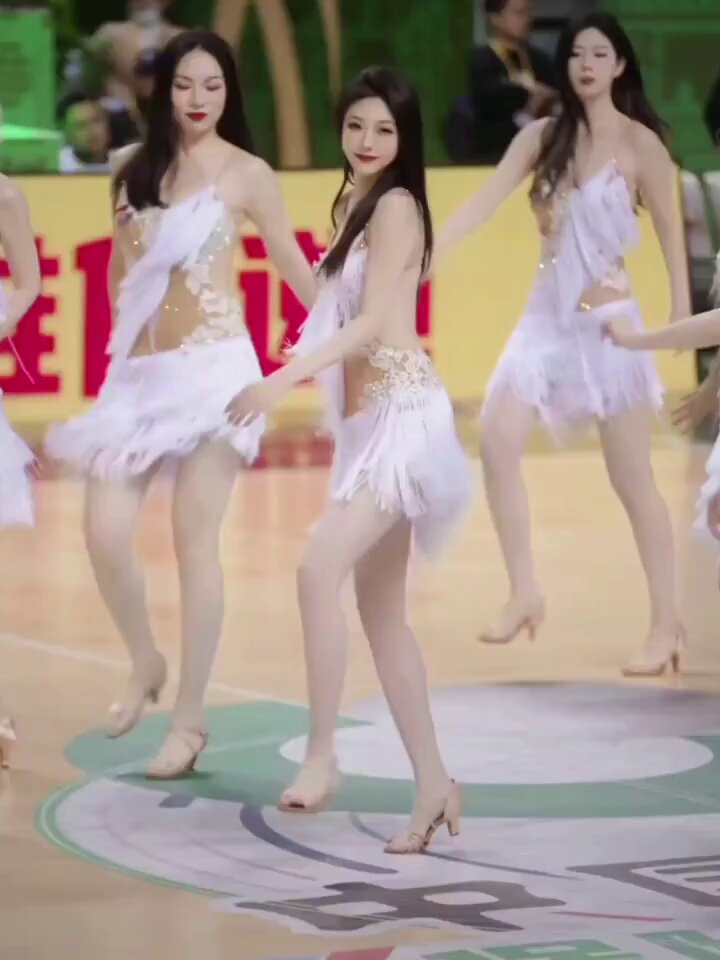 一個是中場，一個是夜場 「網傳CBA中場啦啦隊表演，與NBA對比」