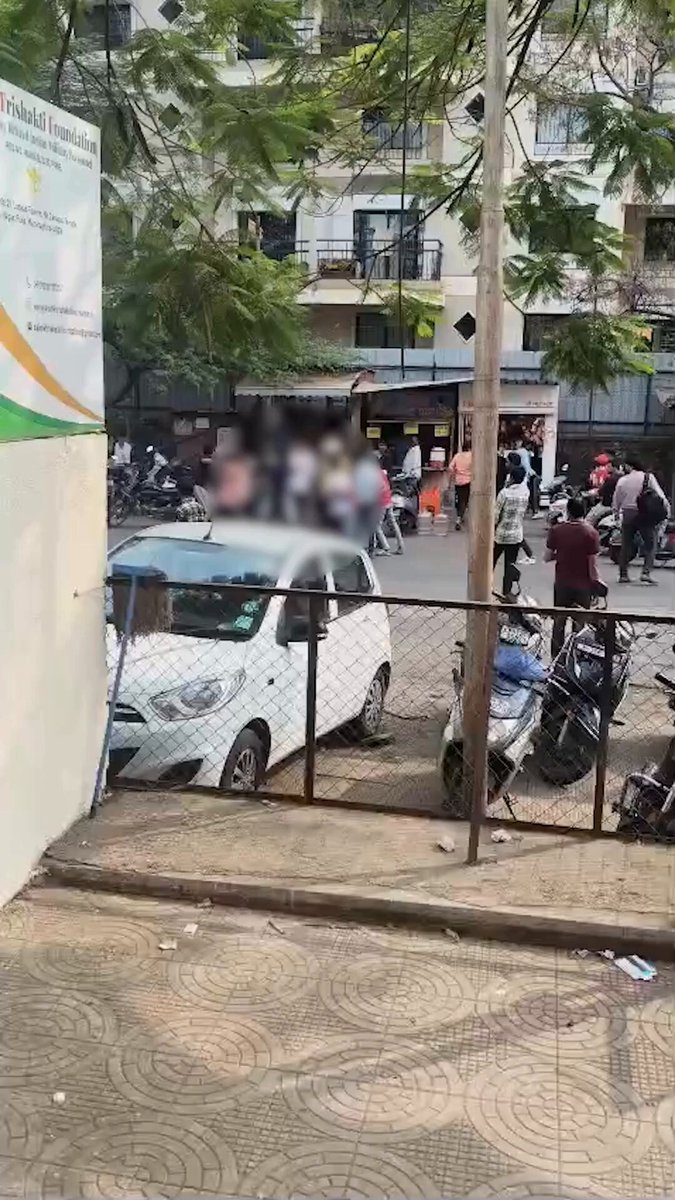 A man was assaulted by a group in the Viman Nagar area of Pune. The reason behind the attack remains unclear. The assault video has gone viral on social media, while no action has reportedly been taken yet. The incident comes under the jurisdiction of Vimannagar Police Station. #Vimannagar #pune #manassaulted #viral #latestnews
