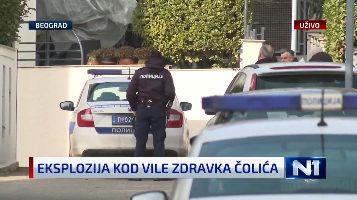 U dvorište kuće Zdravka Čolića na Dedinju bačena je kašikara, a pričinjena je veća materijalna šteta na samoj fasadi, javlja reporter N1.