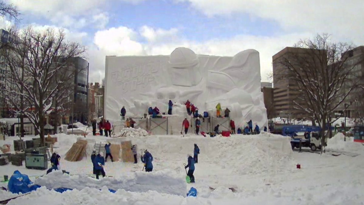 マンダロリアンとグローグーの巨大雪像❄️ ◤ 完成までの “道”のり ◢ 出来上がる様子をタイムラプスでお届け⏩ 📝DATA 高さ：13m 幅：20m 制作日数：約4週間 制作人数：約1,000人 雪：2,500トン 『#スターウォーズ／#マンダロリアンアンドグローグー』5/22(金)劇場公開