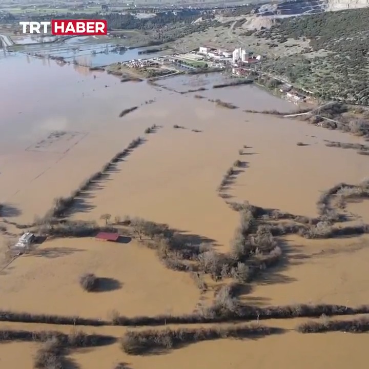 Muğla'da sağanak nedeniyle tarım arazileri su altında kaldı.