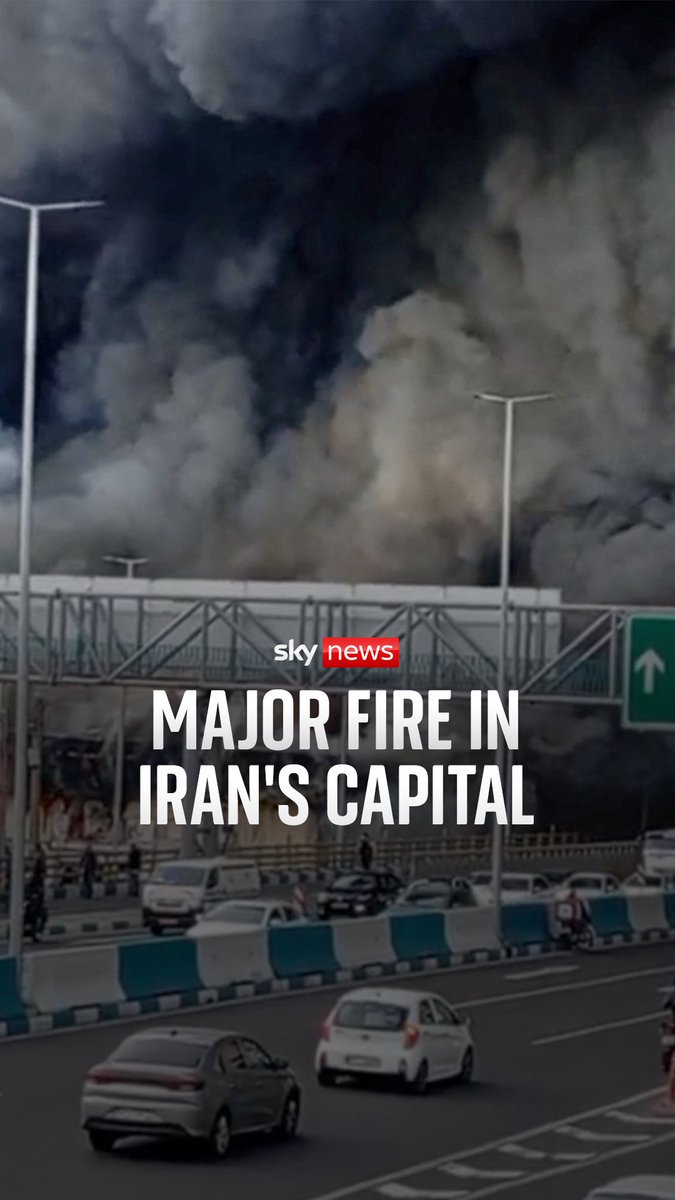 A fire in a popular market caused a large black cloud of smoke to spread across busy roads in Tehran, the capital of Iran ⬇️