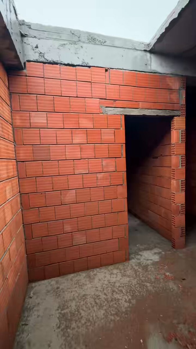 Bir iç mimara, kontrole gittiği binadaki tuğla döşenme şeklini videoya alarak; “sanat eseri gibi bir milim şaşma yok”, diyerek yapan ustaya teşekkür ediyor.