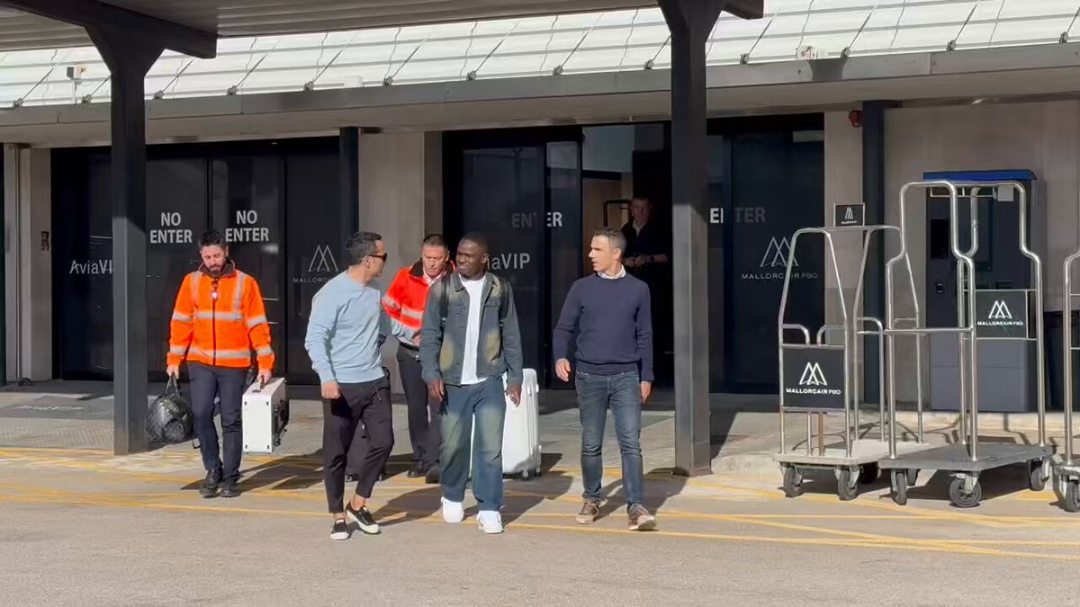 Zito Luvumbo acaba de aterrizar en la terminal privada de Palma. Ha llegado en jet privado desde Cagliari y lo ha recibido Sergio Marty. Llega cedido hasta final de temporada con opción de compra. Ya está inscrito.