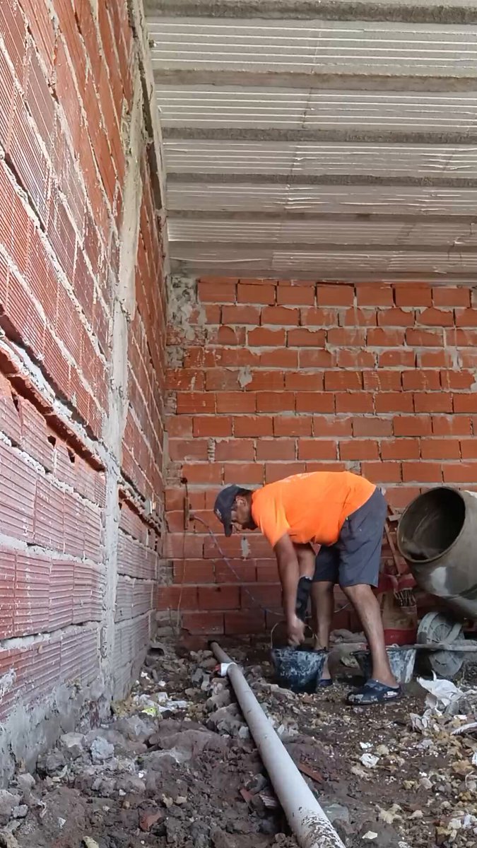 Amurando la cañería de p.v.c Desague de agua servidas. Trabajando si parar para sacar adelante el país y hacer llorar a los kukas. Viva la libertad carajo gracias Javier Milei