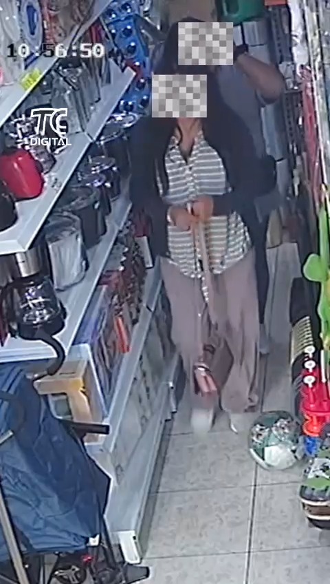 🚨Impactante: dos mujeres en Quito dejaron a todos sorprendidos por la increíble forma en que ocultaron una licuadora robada sin que nadie lo notara. Ocurrió en Cotocollao. @elainesanchezvalle #ElNoticiero #TrabajandoporEcuador