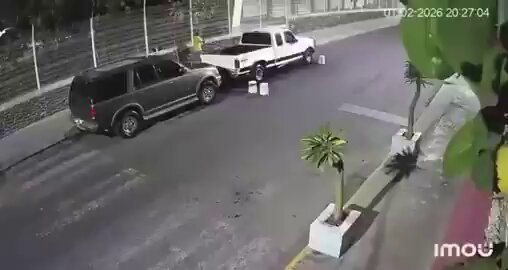 ADVERTENCIA DE IMÁGENES⚠🚨 ¡Ataque feroz en Puebla! Tres perros salieron de un taller en Izúcar de Matamoros y atacaron a un hombre, dejándole heridas de hasta 15 cm 🐕 La víctima está hospitalizada y los dueños no aparecen🏥❌
