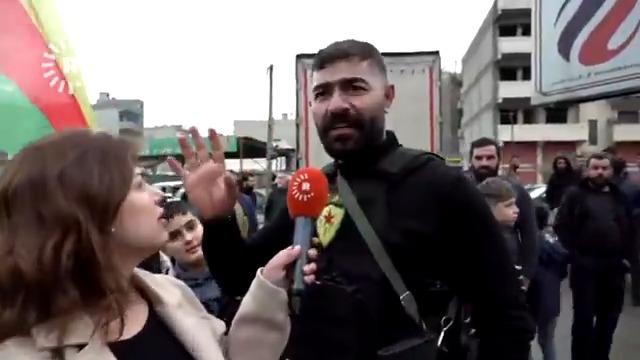 #VÎDEO - Hêzên ewlehiyê yên Sûriyeyê derbasî Qamişloyê bûn Şervanekî YPGyê ji Rûdawê re got: 💢 ❝100 jî nebûn, tenê 10 otomobîl hatin❞ 💢 ❝Serkeftin a Kurdan e, bijî yekîtiya gelê Kurd❞ 💢 ❝Bijî Mele Mistefa Barzanî❞