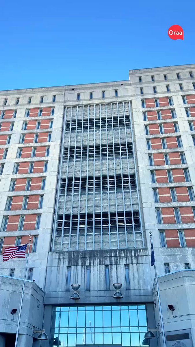 Aquí permanecen Nicolás Maduro y Cilia Flores desde hace exactamente un mes. Para marcar esta fecha, llegamos a las afueras del Metropolitan Detention Center de Brooklyn, una de las cárceles más controversiales de Estados Unidos. En este video te explicamos por qué este centro genera tantas críticas, cómo es la rutina diaria de Maduro y Flores tras estas rejas, quiénes han pasado antes por aquí y qué se puede esperar en las próximas semanas de su proceso.
