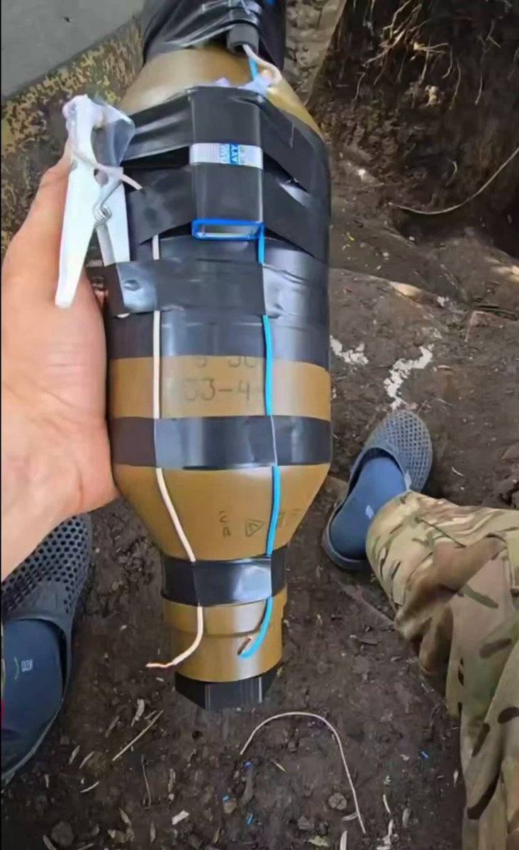 A Russian TBG-7 thermobaric warhead has been separated from its rocket and prepared for use as an FPV warhead. An electric contact wire projecting ahead of the device will initiate an electric detonator (not yet connected) at the base of the munition. 1/