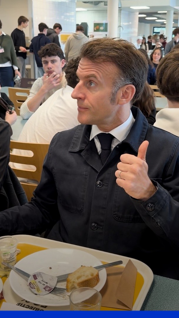 Emmanuel Macron déjeune à la cantine avec des élèves du lycée des Haberges à Vesoul