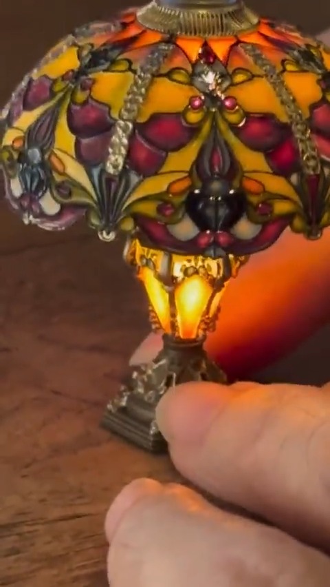 A cute, tiny Tiffany lamp handmade by Esther. How is something so small this stunning? ✨