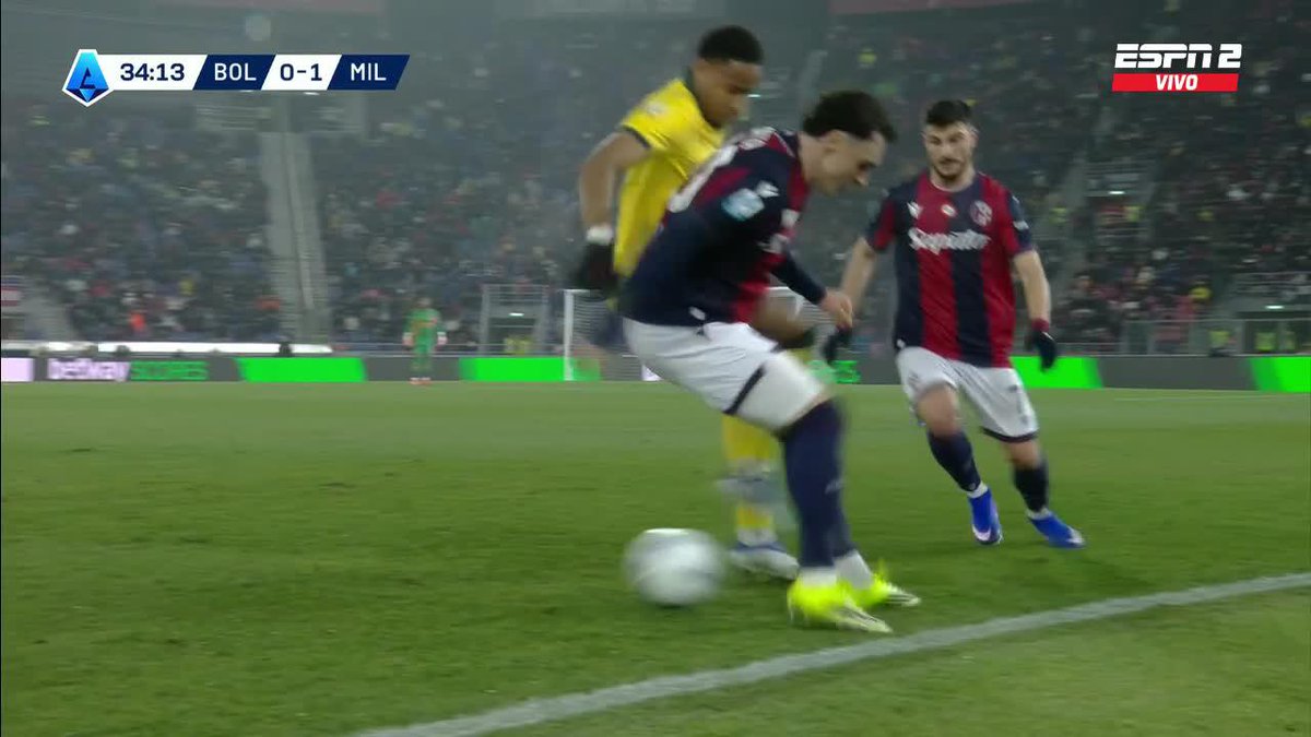 ¿Una palabra para describir este caño de Nkunku? El jugador del Milan se lució durante la victoria parcial ante Bologna en la #SerieAxESPN. 📺 Mirá la #SerieA por #DisneyPlus Plan Premium