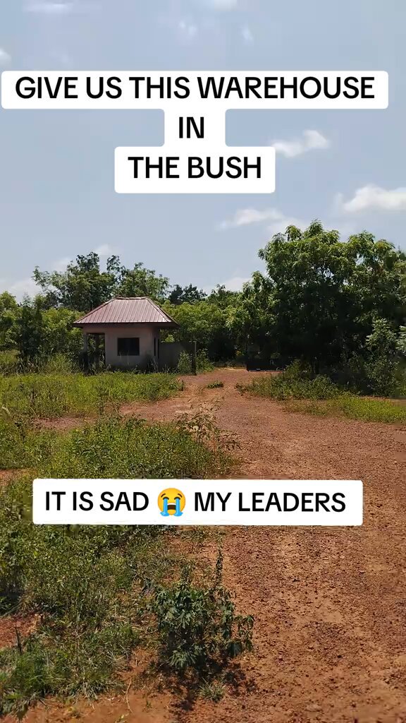 A group of farmers have discovered an abandoned warehouse facility near Anyaboni in the Upper Manya Krobo District of the Eastern Region. They bemoaned the abandonment of the facility and called for immediate action by the Ministry of food and agriculture and district officials.