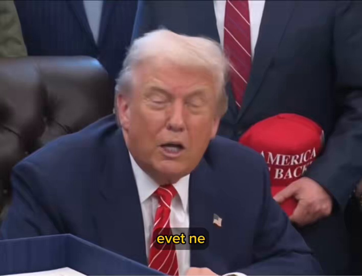 ABD Başkanı Trump, CNN muhabirinin sorusunu beğenmedi: • Sen en kötü muhabirsin. CNN'in reytingleri senin gibiler yüzünden düşük, buna şaşmamalı. • Seni 10 yıldır tanıyorum ve hiç gülümsediğini görmedim. Neden gülümsemiyorsun? Çünkü doğruyu söylemediğini sen de biliyorsun.