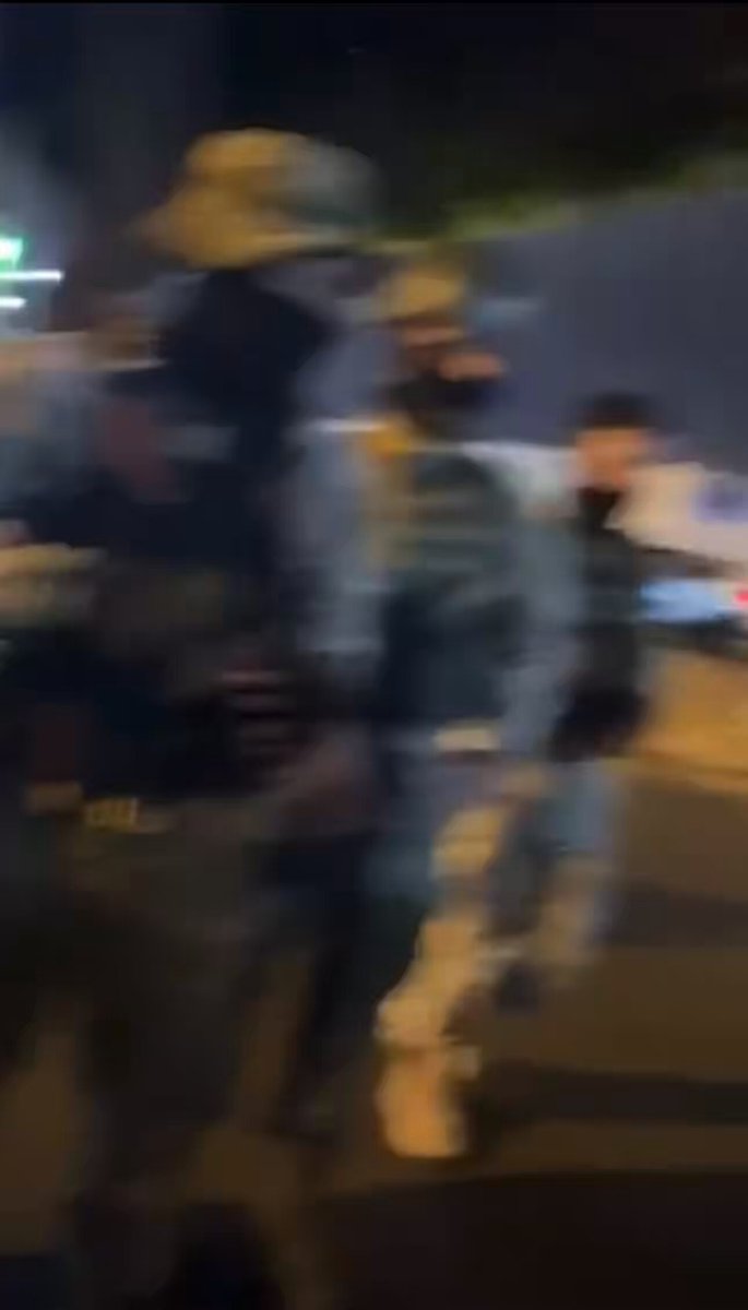Señor asambleísta Roberto Cuero es usted el del video? Si es así, porqué humilla a nuestros soldados? Le conmino a que pida disculpas a ese valiente soldado que si él hubiera querido de un manotazo te ubicaba por abusivo. Pide disculpas Asambleista o serás como el delincuente de Correa que le encanta salir corriendo. De qué sirven los estados de excepción si las mismas autoridades como este tipo faltan al respeto a quienes cumplen Operaciones Militares de Ámbito Interno en apoyo a la Policía Nacional.
