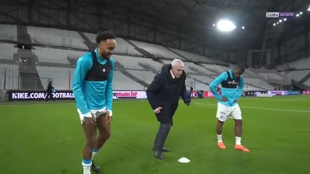 😂 Aubameyang met au défi Luis Fernandez... c'était sans compter sur cette feinte dévastatrice ! #OMSRFC #CDFCA