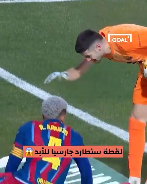 لقطة لا تُصدق من جارسيا تسببت في ركنية👀 حارس برشلونة ينسى اللعب ويخرج بالكرة لشكر أراوخو!😨
