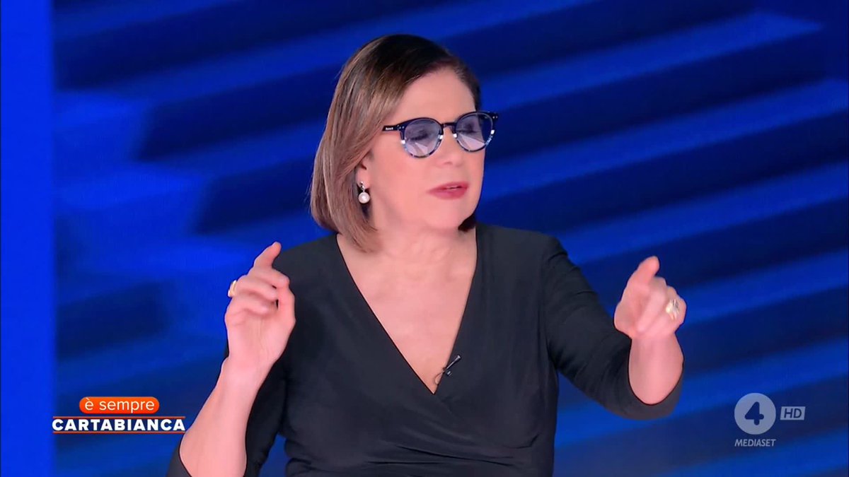 "Sarebbe interessante sapere se Vannacci ha anche un'altra caratteristica di Mussolini cioè le dimensioni ridotte del pene" Marina La Rosa a #ÈsempreCartabianca