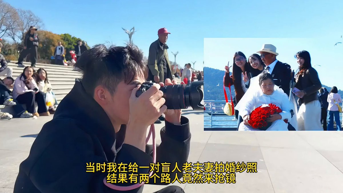 What started as an accidental photobomb turned into a heartwarming story as a crowd of young people gathered around the blind couple, making a most beautiful wedding photo I’ve ever seen. ❤️ Video credited to: 良田
