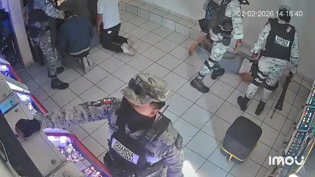 Hombres vestidos con uniforme de la Guardia Nacional fueron grabados sometiendo, golpeando y robando a los empleados de un local de tragamonedas en el ejido Peñuelas, en #Aguascalientes. De acuerdo con la denuncia, se habrían llevado cerca de 400 mil pesos. Videos: Emergencia Aguascalientes