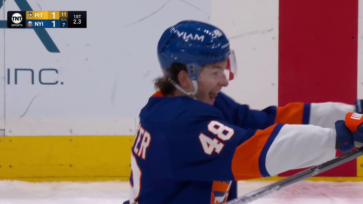 MATTHEW SCHAEFER WITH FOUR SECONDS LEFT IN THE FIRST! 😮💨 📺: NHLonTNT & Actually HBO Max ➡️