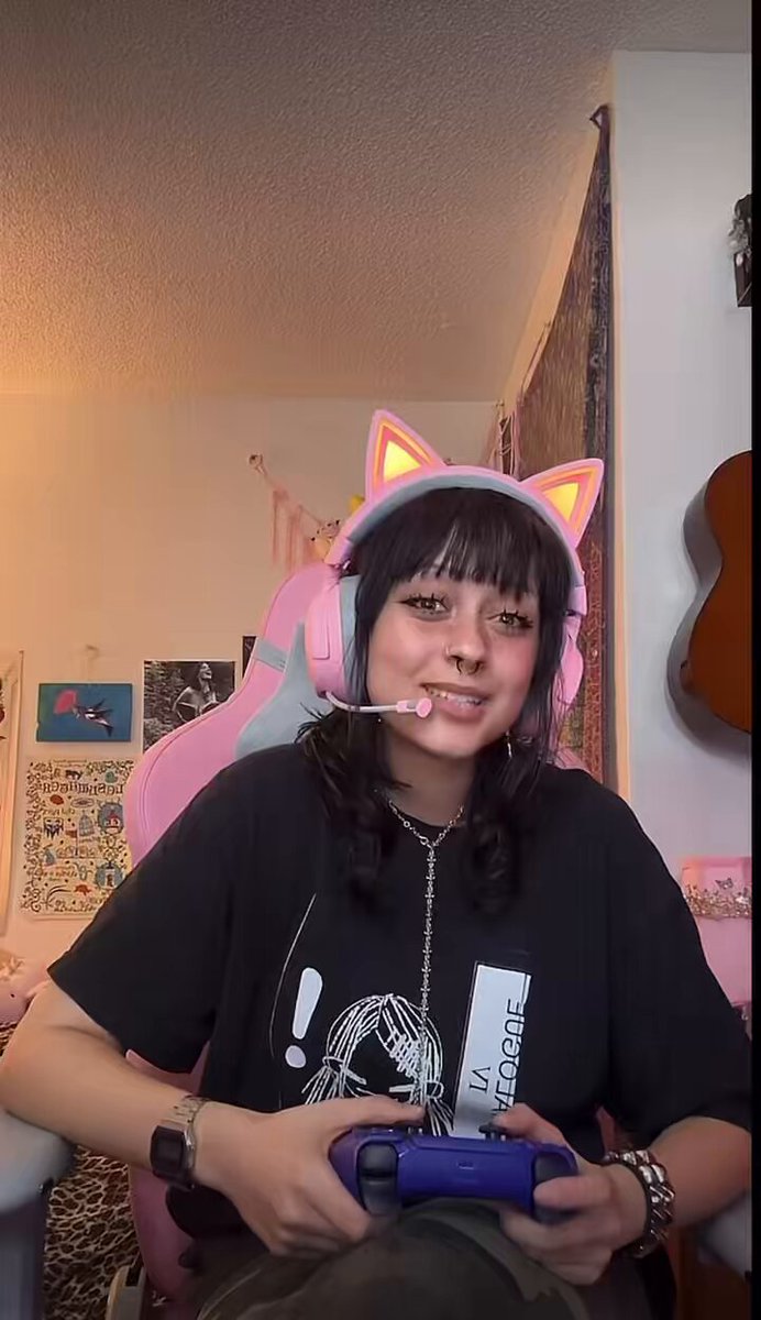 0s!e losing her online virginity while she finds out about a certain degen section of her audience.