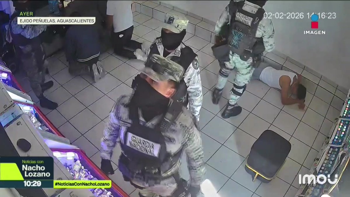 Un negocio de máquinas tragamonedas en #Aguascalientes denunció que hombres con uniforme de la Guardia Nacional ingresaron a su establecimiento sin una orden de cateo, golpearon a un hombre y se llevaron 400 mil pesos en monedas. Todo quedó grabado en una cámara de seguridad: