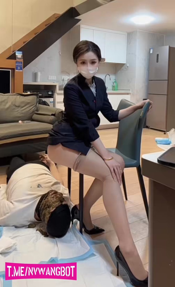 东航空姐的人体马桶，美艳空姐臀下做马桶，拉的满脸都是超多黄金埋住了！完整版 19 分钟. #东航空姐 #人体马桶 #黄金圣水