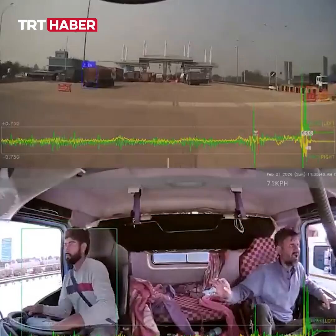 Hindistan'da alkollü kamyon sürücüsü gişelere daldı.